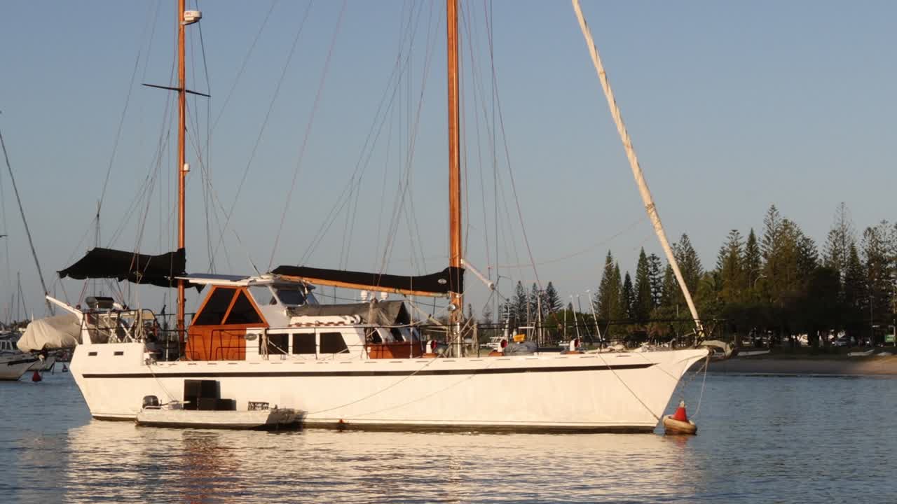 평온 한 수로 를 따라 이동 하는 색 항해 보트