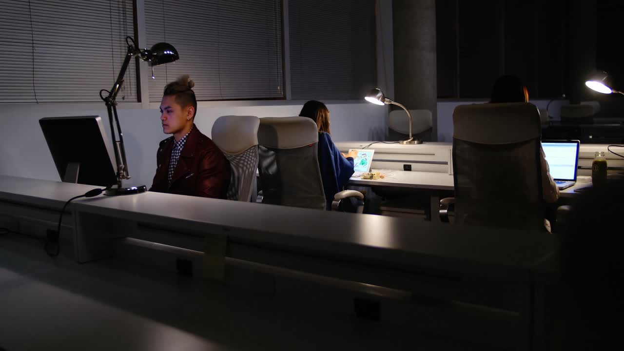 ejecutivos que trabajan en el escritorio