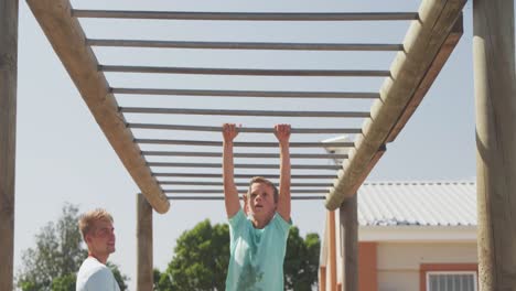 Niño-Caucásico-Entrenando-En-El-Campo-De-Entrenamiento