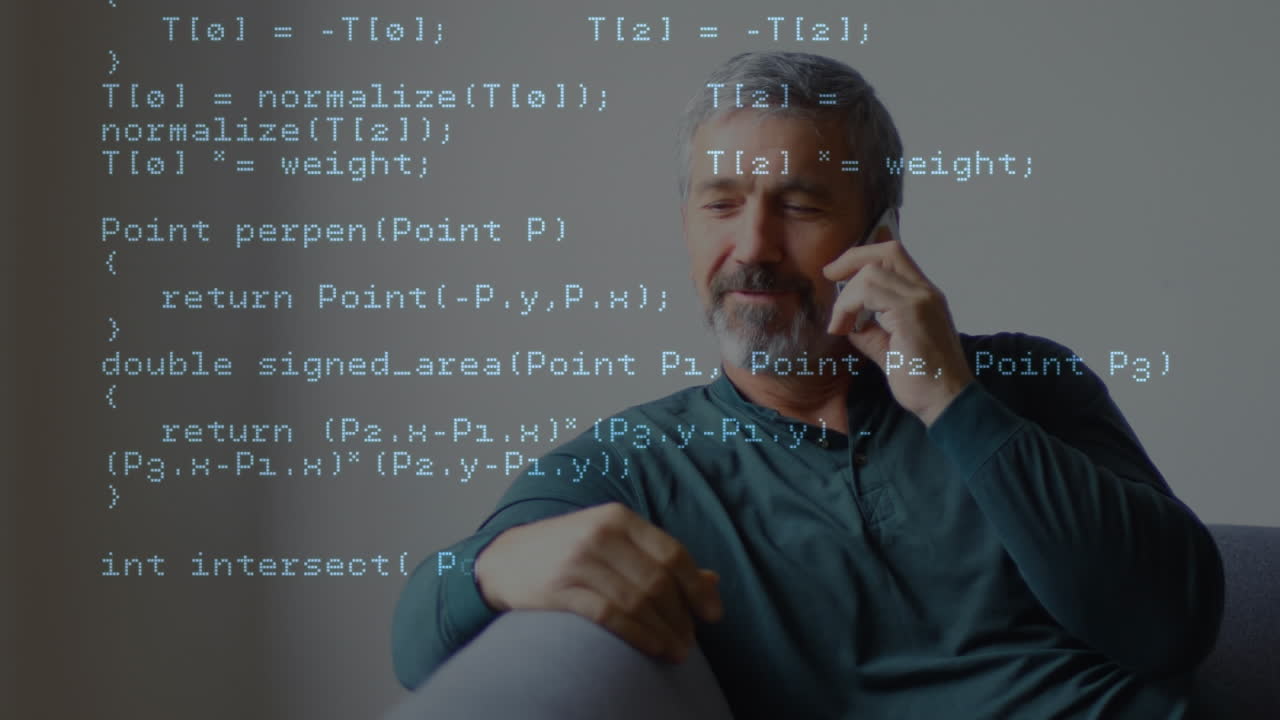 procesamiento de datos contra el anciano caucásico hablando en el teléfono inteligente sentado en el sofá en casa