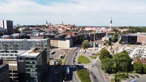 Casco-Antiguo-De-La-Ciudad-De-Tallin-Y-Zona-De-Sedama,-Vista-Aérea-De-Drones