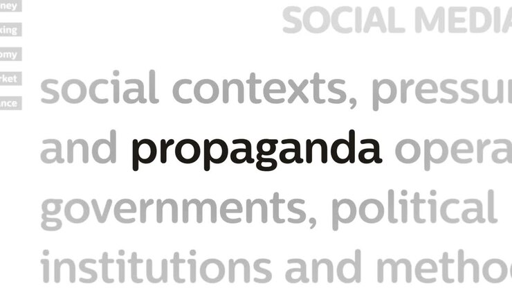 Manchetes da mídia com propaganda em loop contínuo.