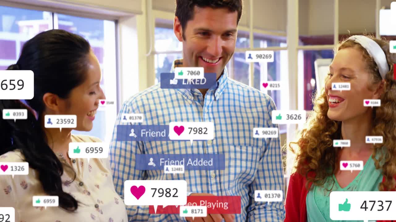 animación de redes sociales e íconos de notificación sobre diversos compañeros de trabajo felices discutiendo en la computadora portátil.