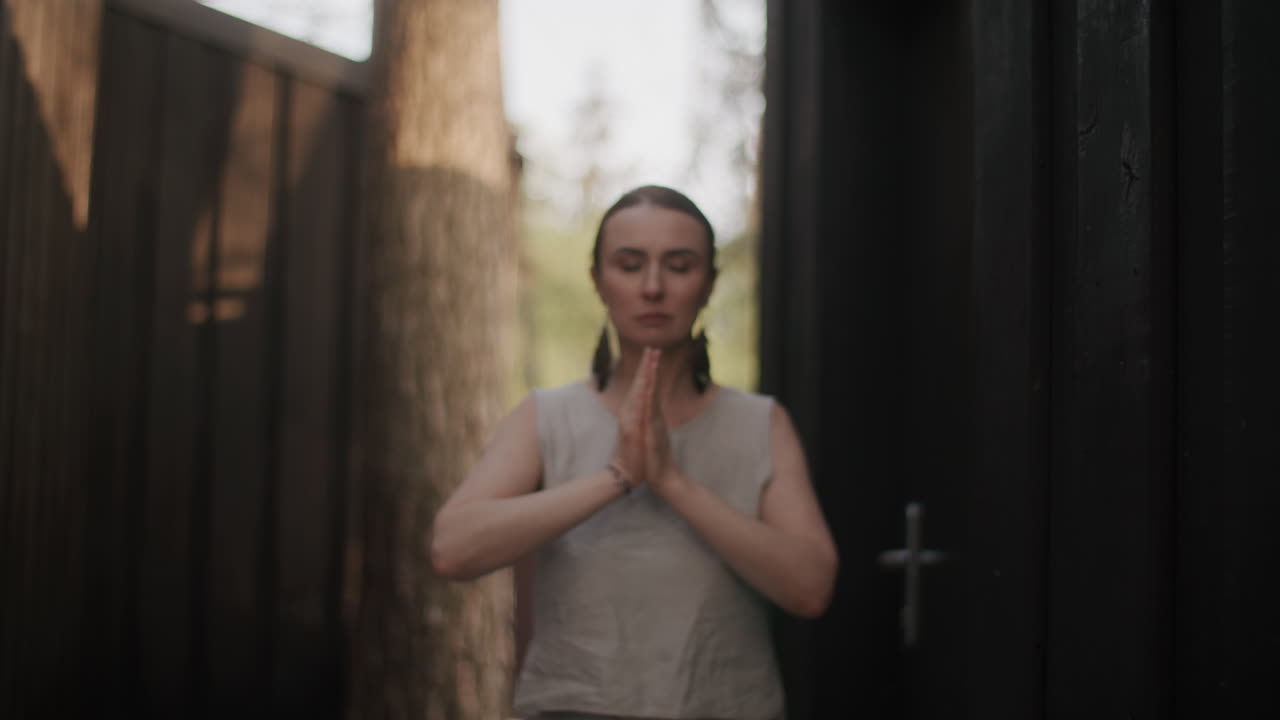 mujer meditando al aire libre