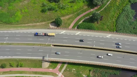 Starker-Verkehr-Auf-Der-Autobahn,-Schnelle-Autos-Auf-Der-Autobahn,-Abstrakter-Geschwindigkeitstransporthintergrund