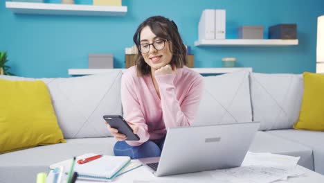 Mujer-Joven-Con-Déficit-De-Atención.