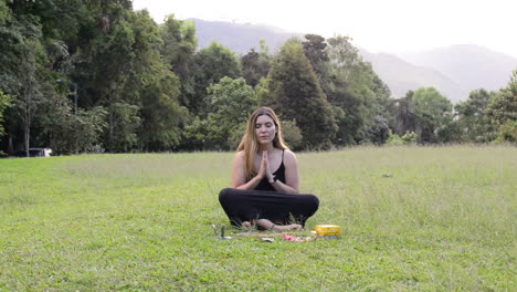 La-Chica-Medita-Y-Junta-Las-Manos-En-Pose-De-Oración.