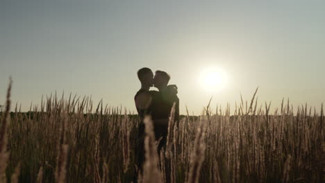 una pareja romántica al atardecer.