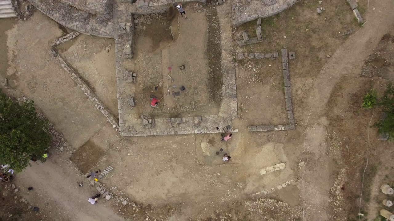 Scientifiques travaillant sur un site archéologique oppidum Murviel-les-Montpellier