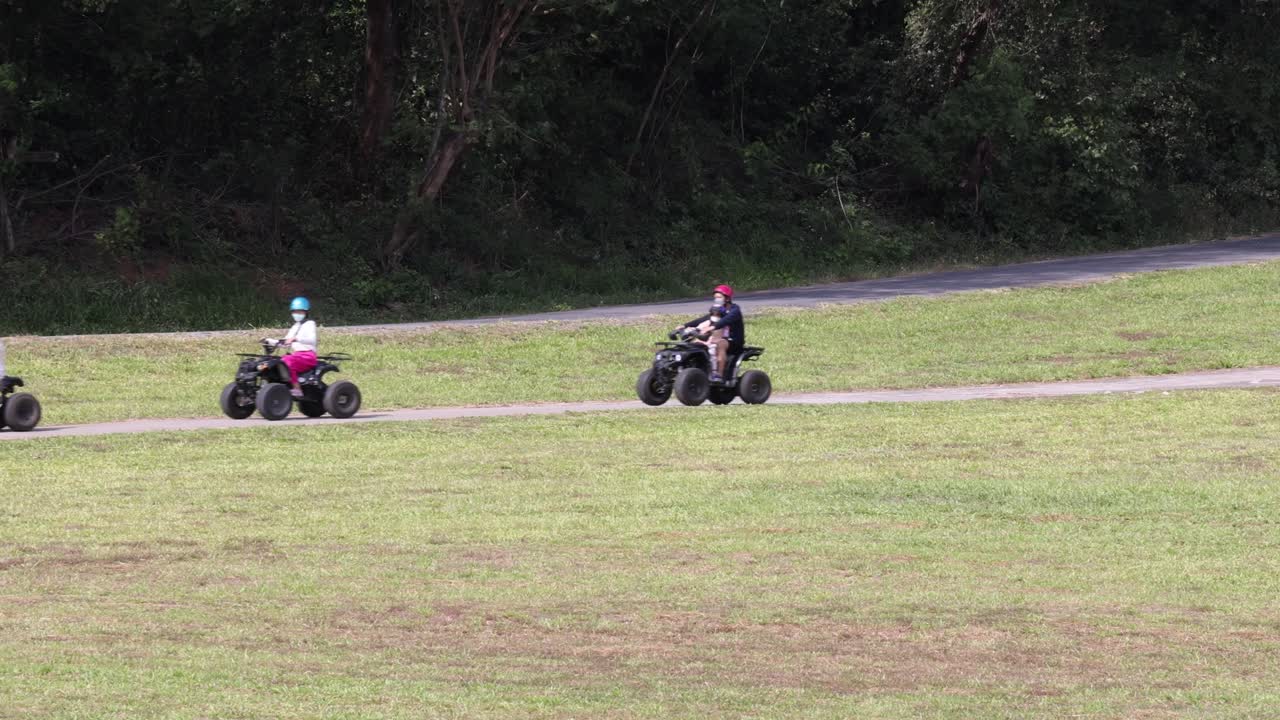 야외 경주 에서 경쟁 하는 atv 라이더 들 의 그룹