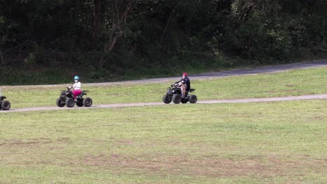 grupo de jinetes atv compitiendo en una carrera al aire libre