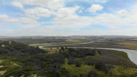 Toma-Aérea-Del-Sistema-Del-Río-Powlet-Serpenteando-A-Través-De-Las-Tierras-De-Cultivo-En-La-Victoria-Rural