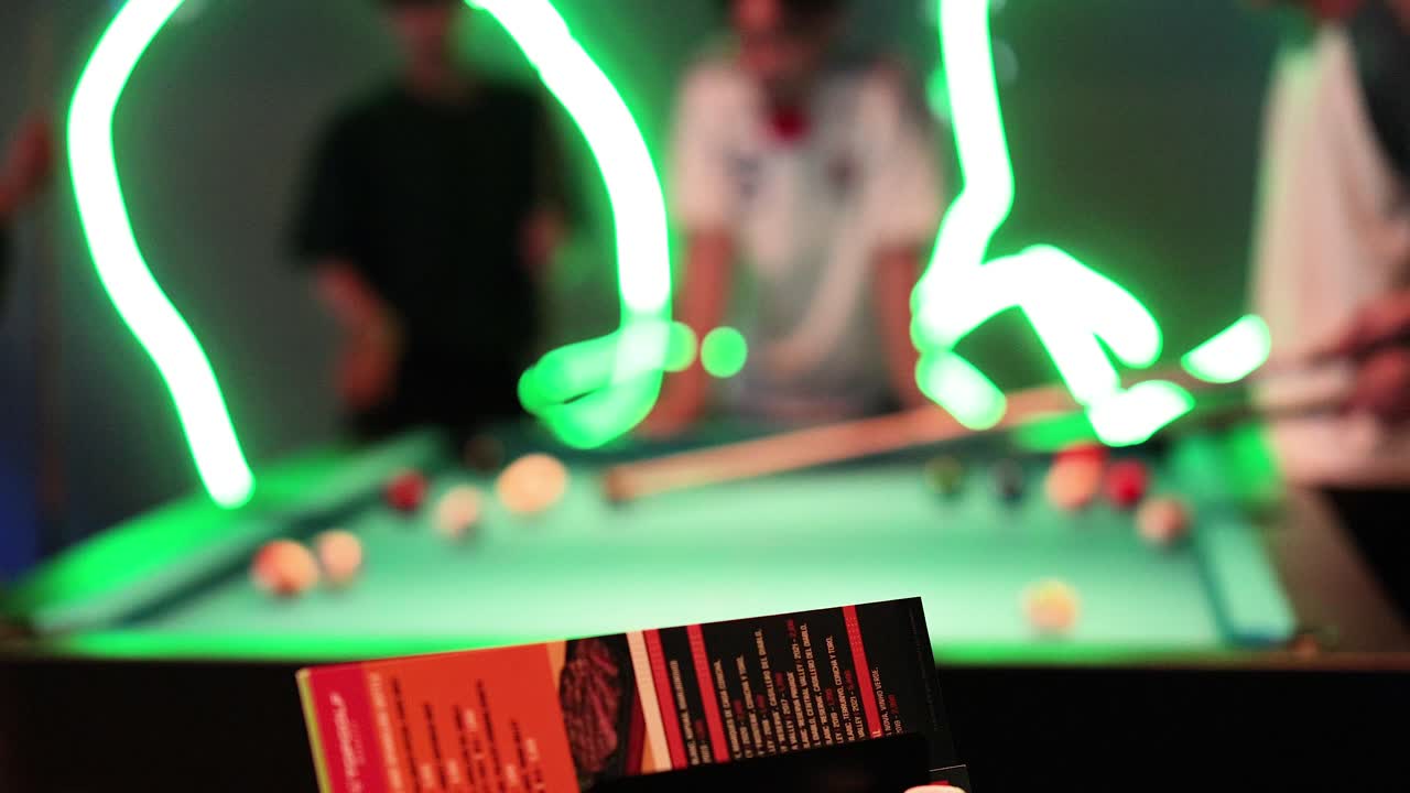 스누커 경기 에 참여 하는 선수 들