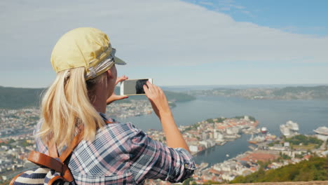 Mujer-Fotografiando-Una-Hermosa-Vista-De-La-Ciudad-De-Bergen-En-Noruega-Turismo-En-Escandinavia-Concepto