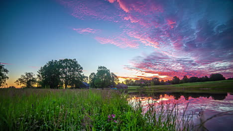 Ruhiges-Seeufer-Während-Des-Goldenen-Sonnenaufgangs-In-Der-Nähe-Der-Landschaft.-Zeitraffer