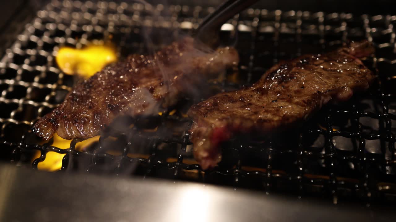 스테이크 가 그릴 에 여, 뒤집혀, 어지고 있다