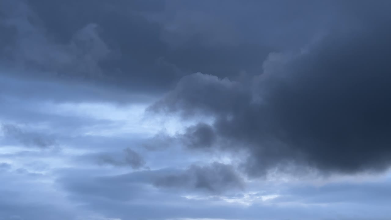 어두운 비구름이 움직이는 타임스