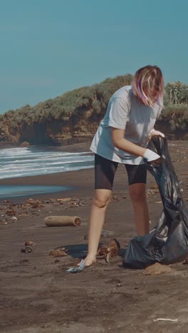 volunteer cleans plastic pollution from balis beautiful beaches