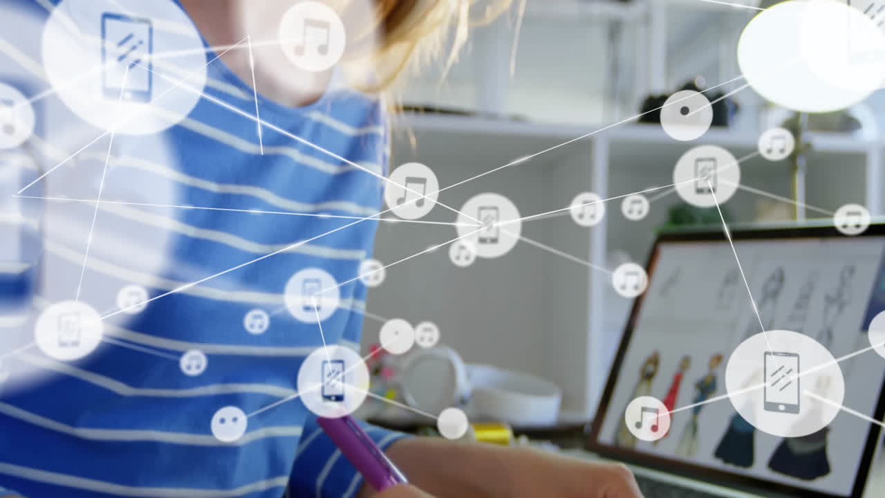 animación de la red de conexiones con iconas de la música sobre la mujer de negocios caucásica en la oficina