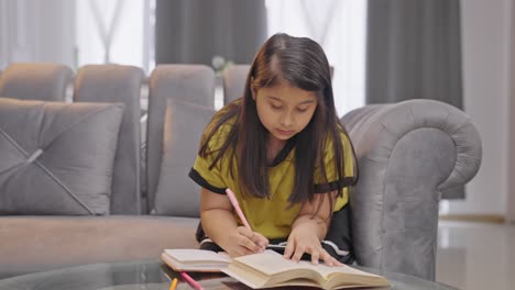 niña india estudiando en casa