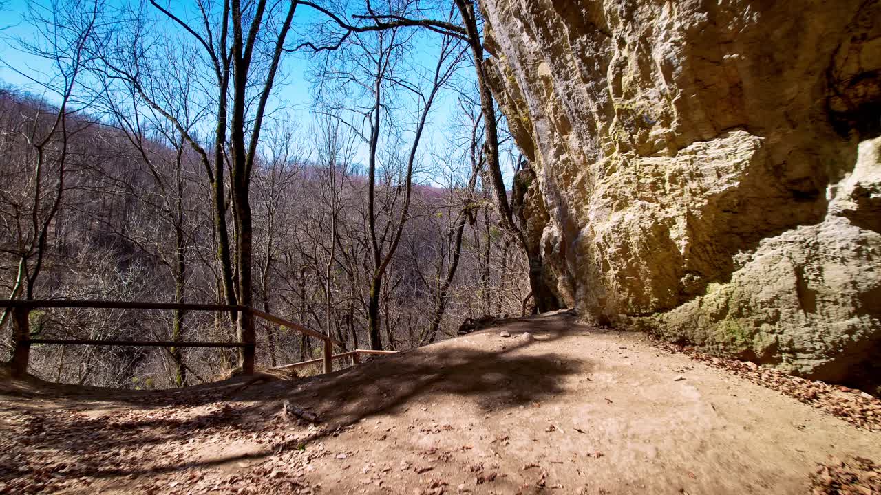 mudarse a la cueva en el parque nacional szalajka-völgy, hungría