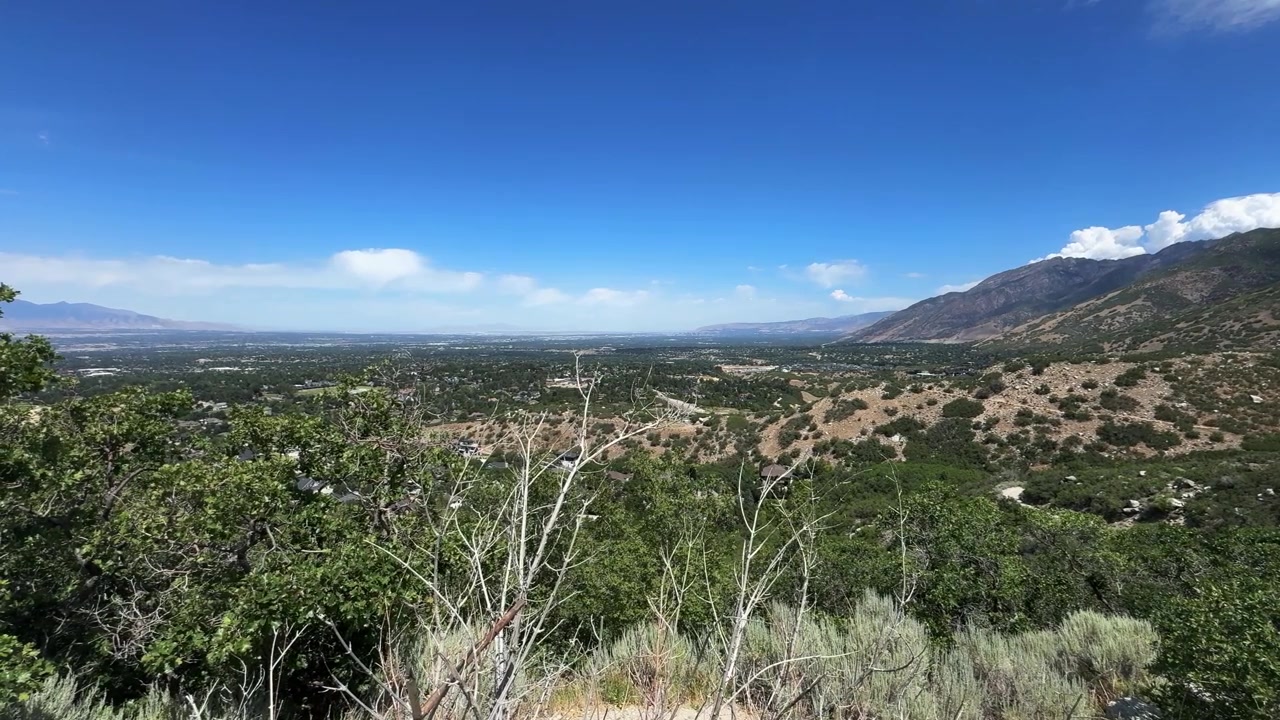 Vista attraverso la Salt Lake Valley verso la catena montuosa Wasatch, con il bacino urbano che si estende sotto e le montagne che incorniciano il lato destro.