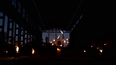 un grupo de artistas profesionales con fuego muestran el espectáculo haciendo malabarismos y bailando con fuego en cámara lenta