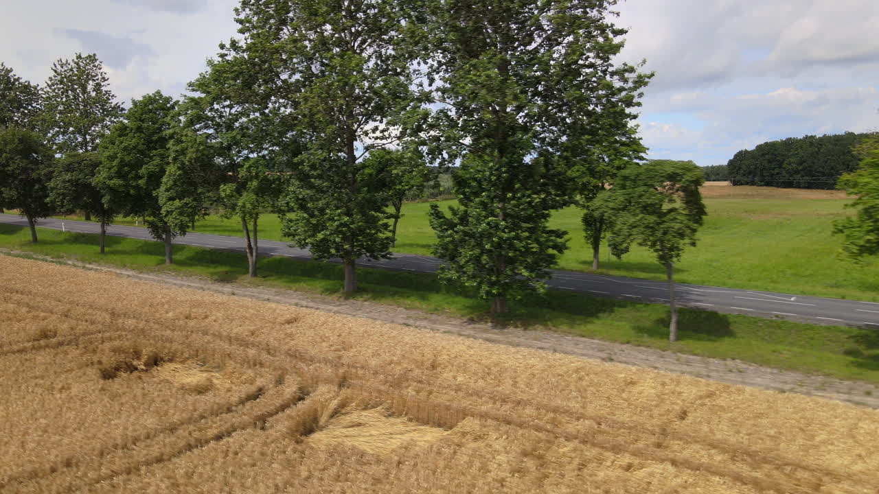 красивый вид с воздуха на шоссе, проходящее среди ферм, с движением транспорта