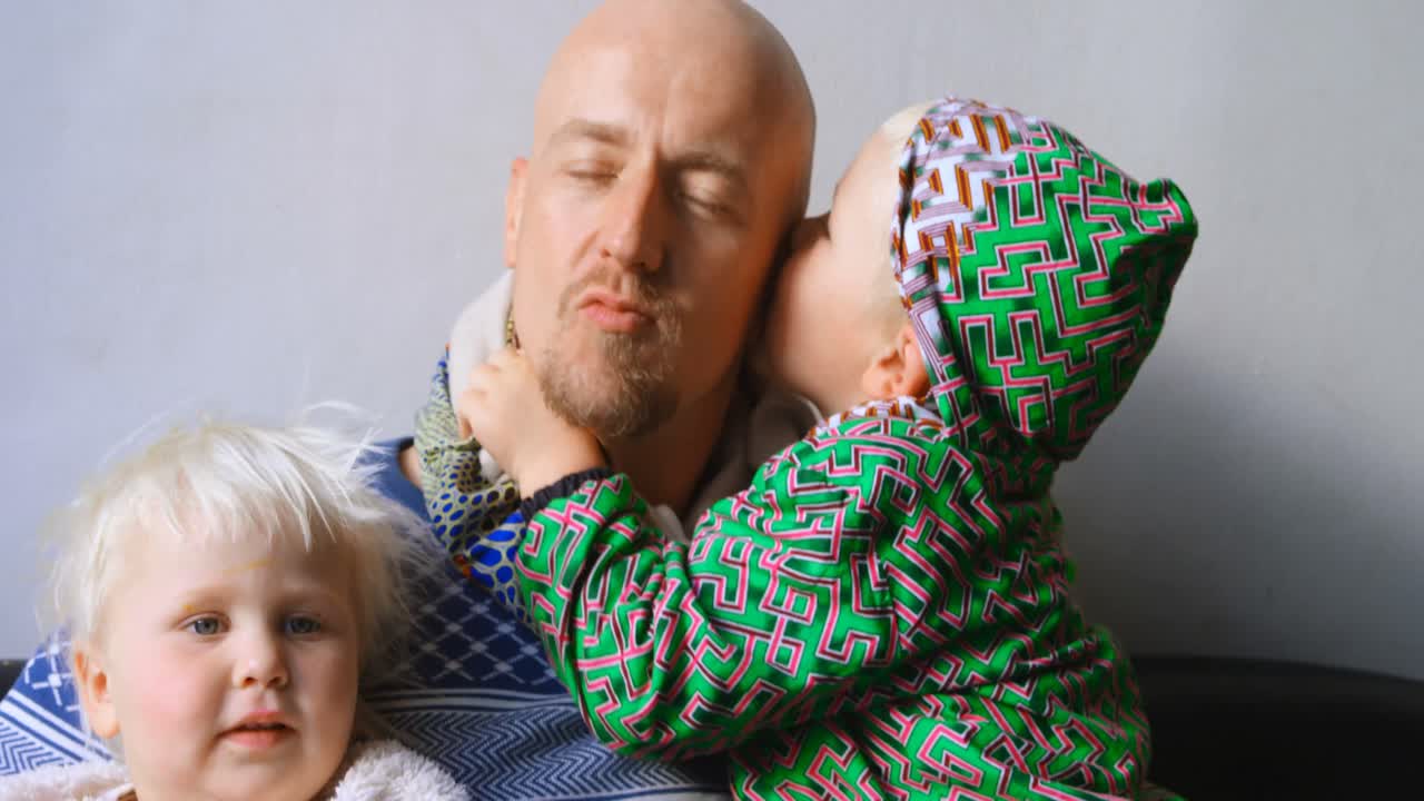 отец играет со своими детьми в гостиной 4к