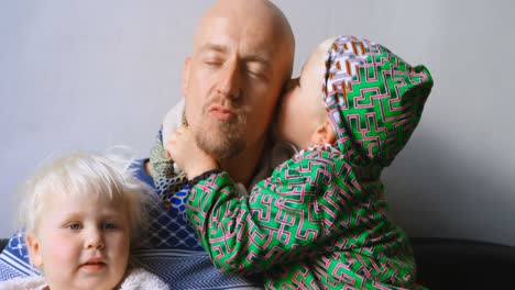 padre jugando con sus hijos en la sala de estar 4k