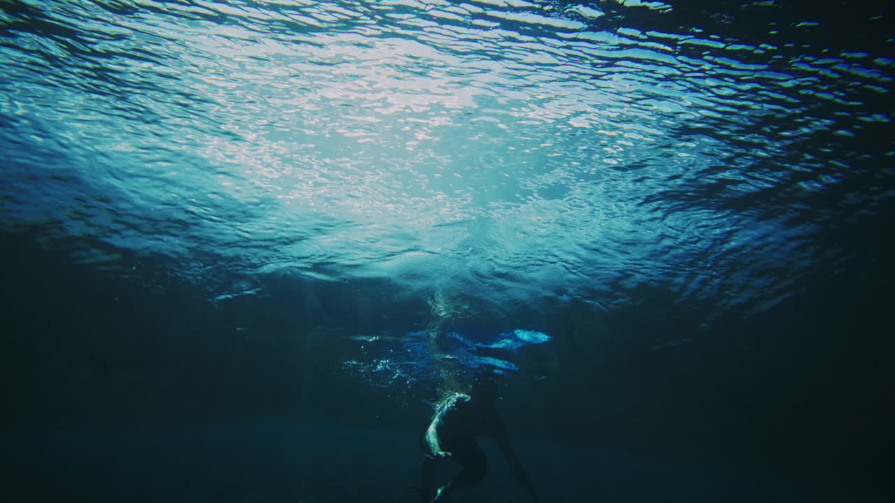 moviéndose hacia adelante con la onda de choque como surfista se encuentra en la tabla corta pateando y remando para escapar del barril y el vórtice