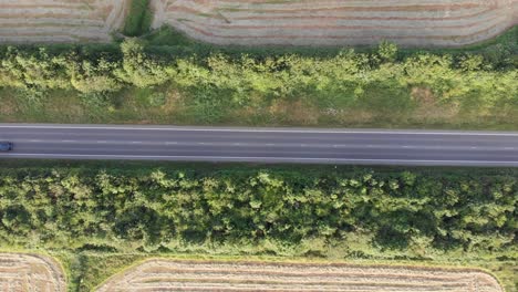 una vista aérea de una carretera rural en la soleada inglaterra