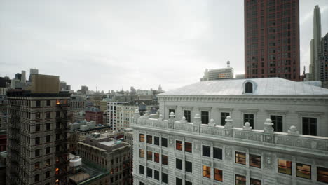 Air-conditioning-on-the-roof-of-a-building