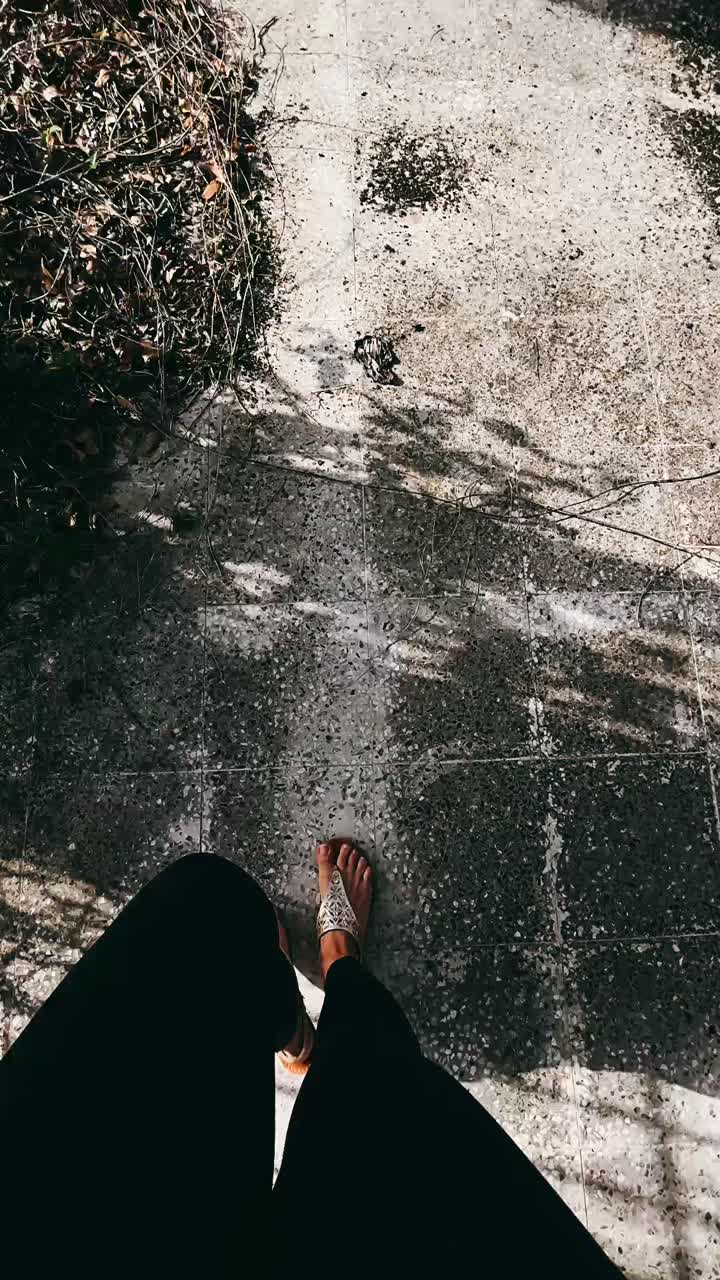 안에서 고 있는 여자