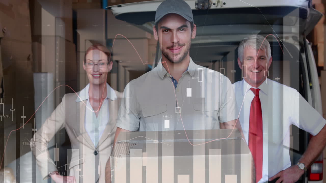 Elaborazione di dati statistici su ritratto di un supervisore uomo, una supervisora donna e un addetto alle consegne sorridente