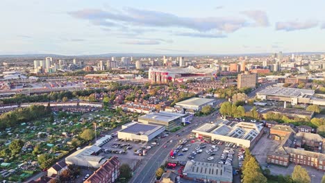 Luftaufnahme-Eines-Dollys,-Der-Vom-Alten-Trafford-Stadion-In-Manchester-Wegfliegt,-Im-Querformat-Mit-Infrastruktur-Rundherum