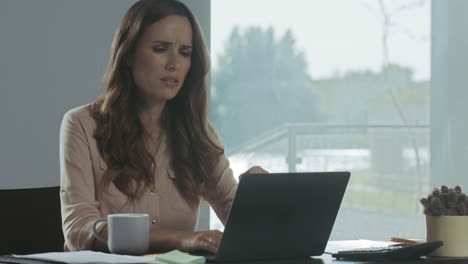 mujer de negocios trabajando en la computadora. retrato en primer plano de un trabajador profesional.