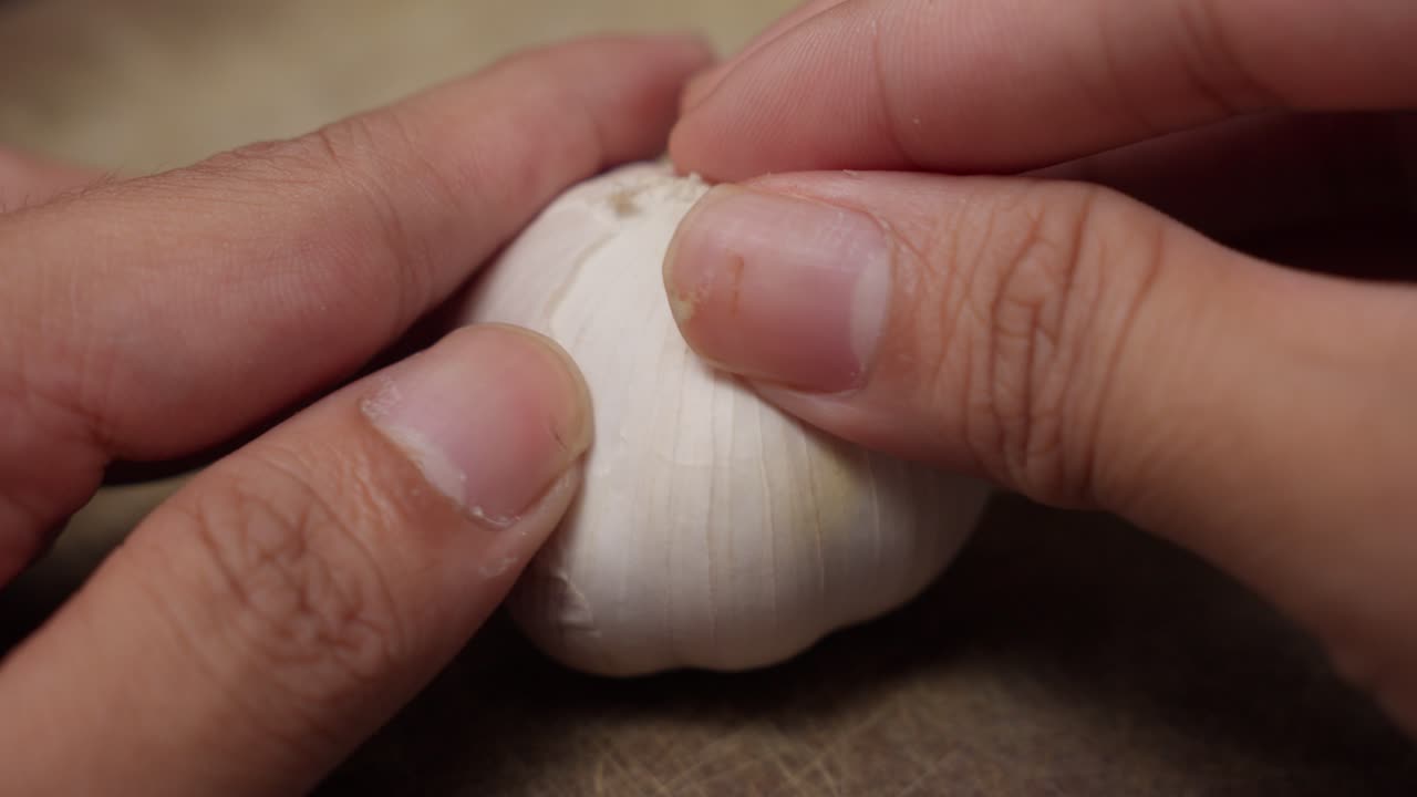 껍질을 벗기는 마늘 정향
