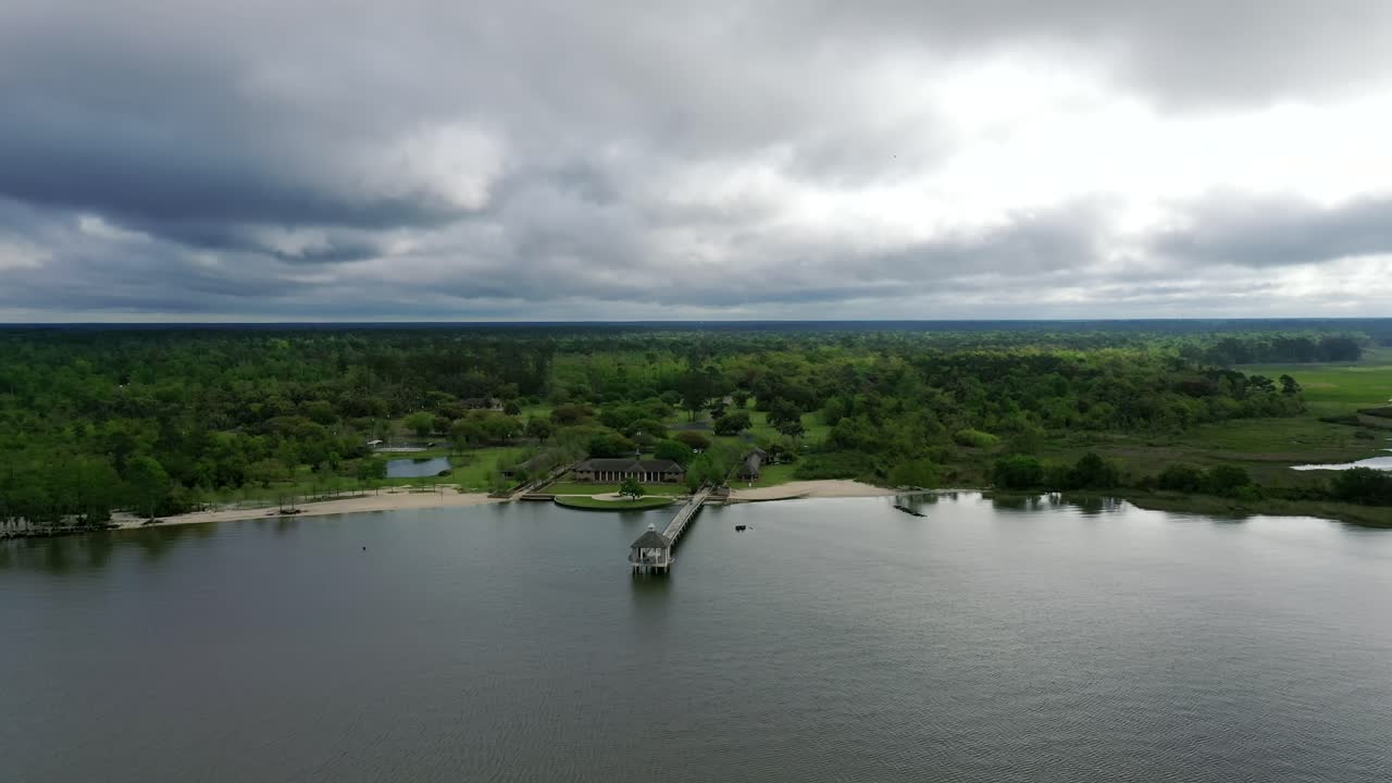 parque estatal evergreen fontainebleau y sereno muelle de playa en mandeville dentro de la cuenca del lago pontchartrain, louisiana