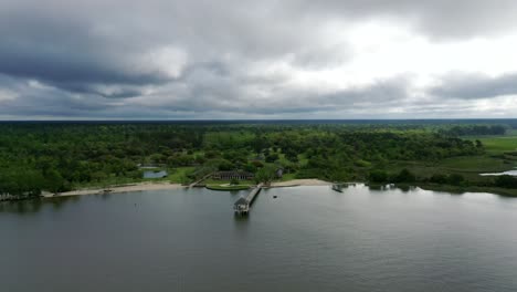 Evergreen-Fontainebleau-State-Park-And-Serene-Beach-Pier-In-Mandeville-Within-The-Basin-Of-Lake-Pontchartrain,-Louisiana