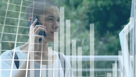 animación de procesamiento de datos estadísticos sobre un hombre biracial hablando en un teléfono inteligente al aire libre