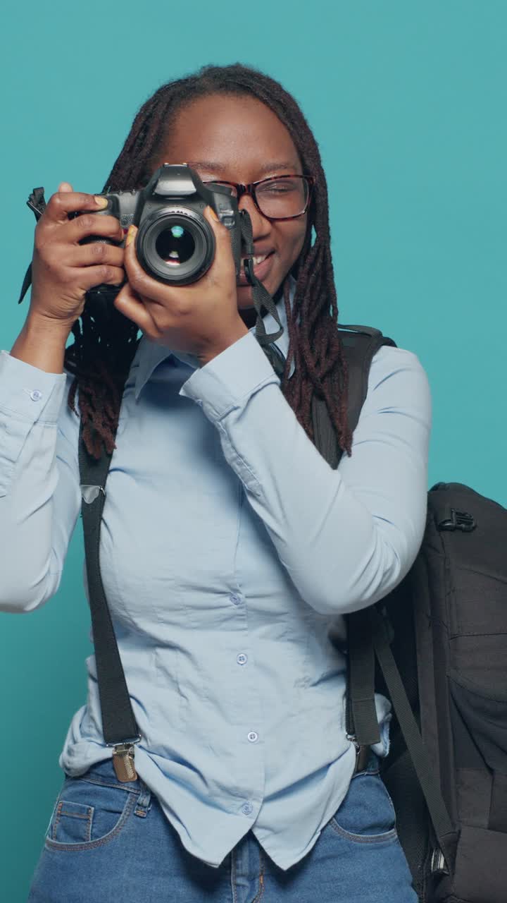 Fotografa che scatta foto in studio