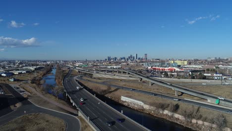 una toma de dron descendente del tráfico de denver y el horizonte de denver