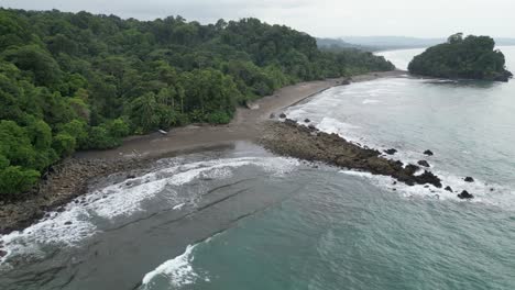 Vista-Aérea-De-La-Remota-Playa-Terco-Cerca-De-Guachalito-En-El-Departamento-De-Chocó-En-La-Costa-Pacífica-De-Colombia