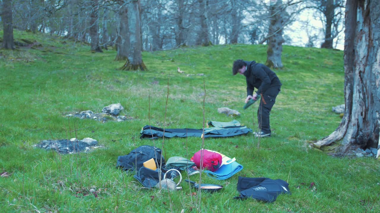 4k를 설정하는 넓은 텐트를 펼치는 청년