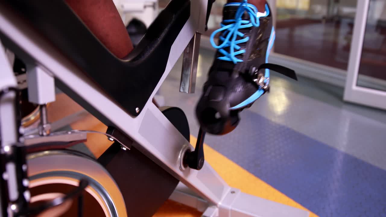 운동 자전거 에 탑승 한 건강 한 사람