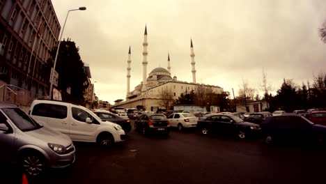 mezquita en el centro de ankara coches alrededor de un día nublado timelapse