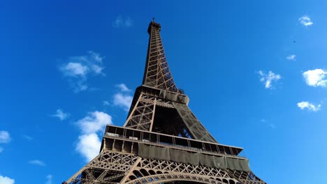 famosa torre eiffel que se eleva contra el cielo azul en parís, francia