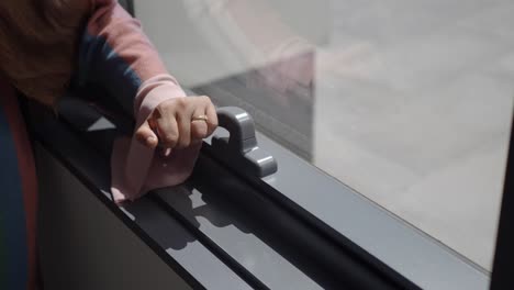 una mujer abriendo una ventana.