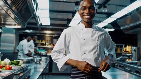 chef en una cocina comercial